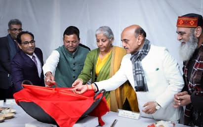 Budget 2023 Halwa Ceremony: કેન્દ્રીય બજેટ તૈયાર કરવાની પ્રક્રિયાના અંતિમ તબક્કાને બતાવતી પરંપરાગત હલવા સેરેમની આજે નાણામંત્રી નિર્મલા સીતારમણની હાજરીમાં યોજાઈ હતી.