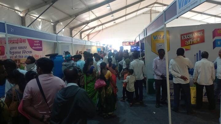 या प्रदर्शनामध्ये हरियाणाहून आलेला मुऱ्हा जातीचा 12 कोटी रुपयांचा बादशाह रेडा व त्याचीच बहीण 31 लिटर दूध देणारी बिजली नावाची म्हैस ही या ठिकाणी पाहण्यासाठी लोकांनी पहिल्याच दिवशी गर्दी केली आहे.