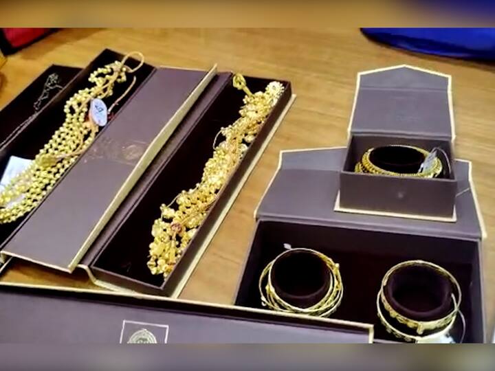 जालना इथल्या एका महिला भाविकाने विठ्ठल रुक्मिणी चरणी हे दान अर्पण केले आहे.