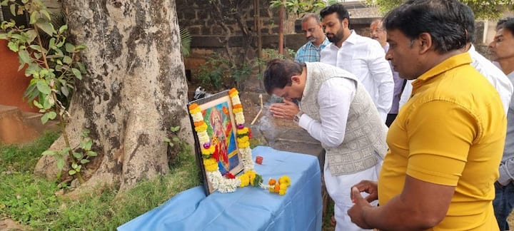 खासदार धनंजय महाडिक यांनी प्रजासत्ताक दिनानिमित्त शिवाजी पेठेतील पंत अमात्य बावडेकर आखाडा येथे ध्वजारोहण केले.