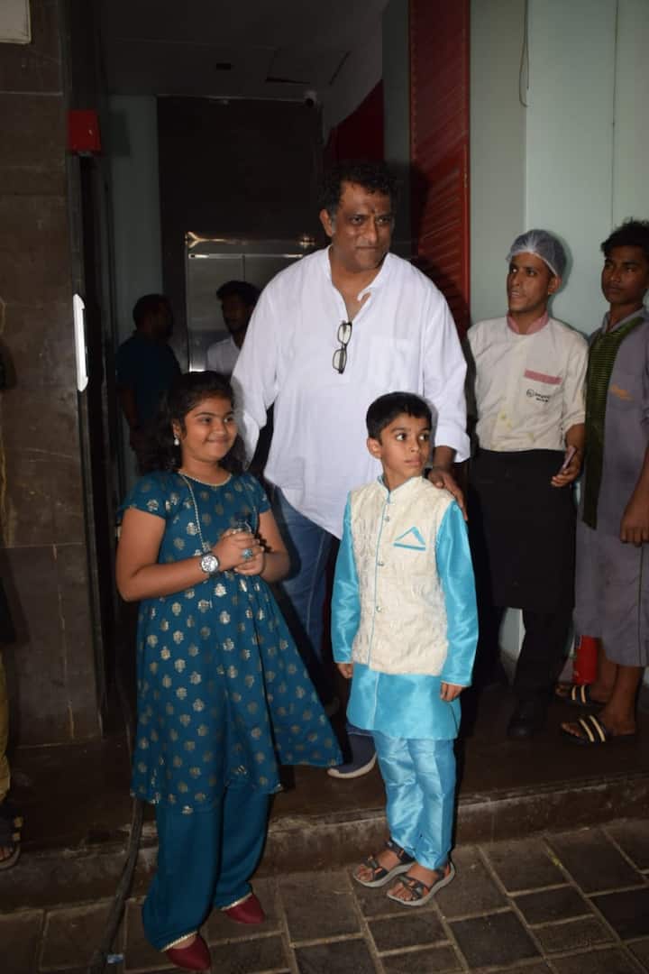 अनुराग बसु ने ये पूजा अपने घर पर रखी. जिसमें बॉलीवुड के कई सितारों ने हिस्सा लिया.