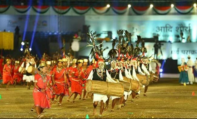 પ્રજાસત્તાક દિવસની ઉજવણીના ભાગરૂપે જવાહરલાલ નેહરુ સ્ટેડિયમ, નવી દિલ્હી ખાતે 23 અને 24 જાન્યુઆરી, 2023ના રોજ લશ્કરી ટેટૂ અને આદિવાસી નૃત્ય ઉત્સવ 'આદિ-શૌર્ય - પર્વ પરાક્રમ કા'નું આયોજન કરવામાં આવ્યું હતું. જાણીતા ગાયક કૈલાશ ખેરે પણ કાર્યક્રમમાં પર્ફોર્મન્સ આપ્યું હતું.