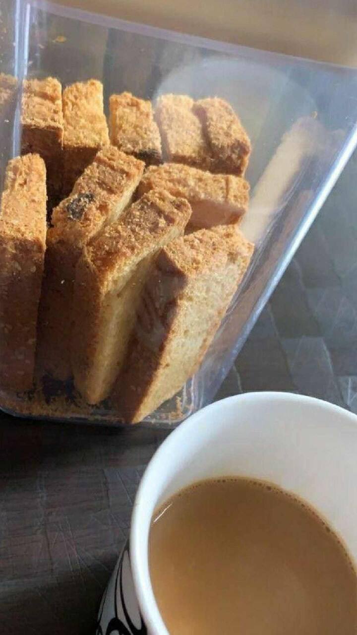 एकदा ते चांगले मिसळले की, त्यापासून बन्स बनवले जातात, म्हणजेच ब्रेड करण्यासाठी पीठाचे गोळे तयार केले जातात. यानंतर त्याचे लांब बन्स बनवण्याची प्रक्रिया सुरु होते. त्यानंतर ते बेक केले जातात.