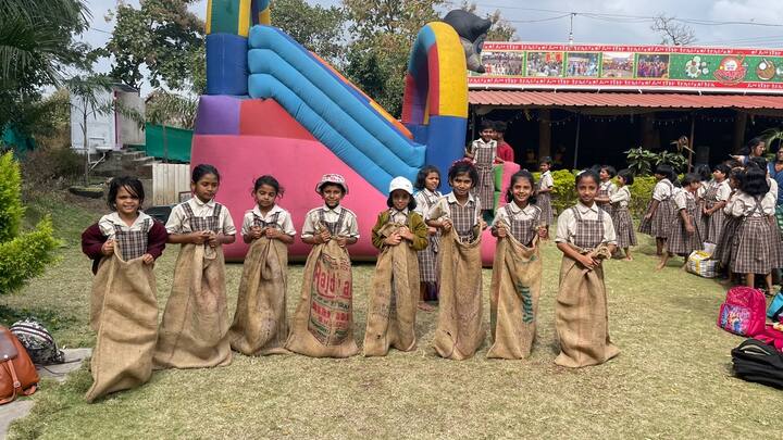 हॉटेलसाठी संतोष थेट शेतकऱ्यांपासूनच पालेभाज्यांची आणि फळांची खरेदी करतात. त्यामुळे परिसरातील शेतकऱ्यांना देखील चांगला फायदा होतो. सध्या हुरड्याचे दिवस आहेत. नोव्हेंबर आणि डिसेंबर या दोन महिन्यात हुरडा पार्टीतूनच जवळपास लाखो रूपये कमावल्याचे संतोष सांगतात.