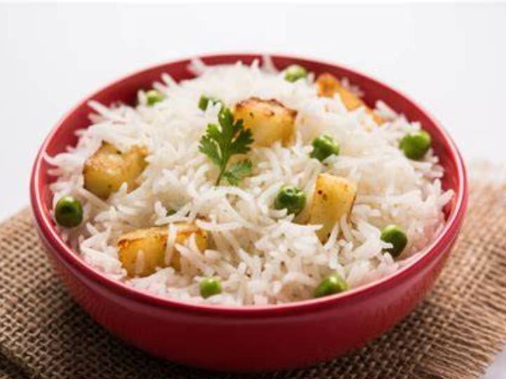 आंच तेज करें और टमाटर और पत्तागोभी डालें, जब सब्ज़ियां कड़ाही में पक जाएं और हल्की सुनहरी भूरी हो जाएं। सोया सॉस और मसाले डालें.