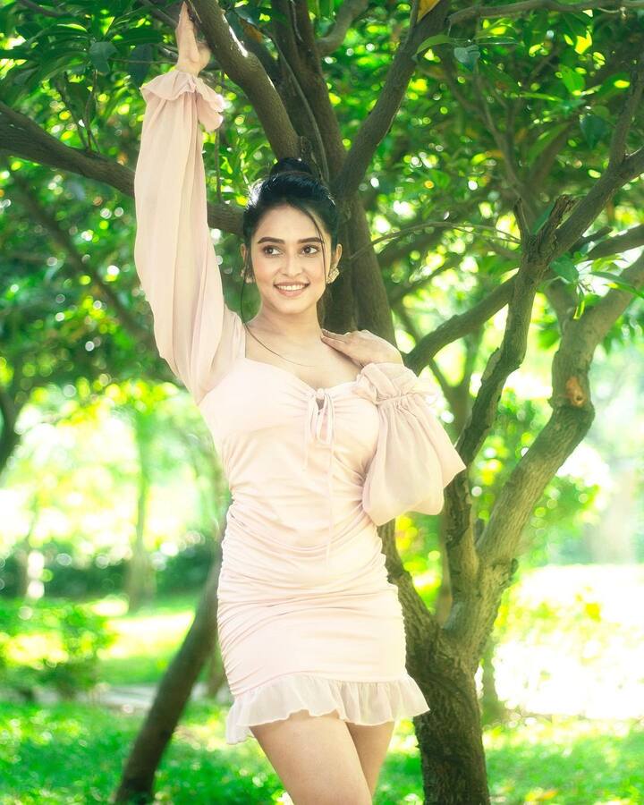 कौशिकी ठाकुर ने कहा कि 'मैं उनकी ये बात सुनकर हैरान थी, क्योंकि मैंने तबतक ऐसी चीजें सिर्फ सुनी थी.लेकिन जब मेरे साथ ये हो रहा था तो मेरे पैरों तले से जमीन खिसक गई थी. इस बात के बाद मैंने उस ऑफर को ठुकरा दिया था, लेकिन उस बात ने मेरी मानसिक स्थिति को काफी इफेक्ट किया.