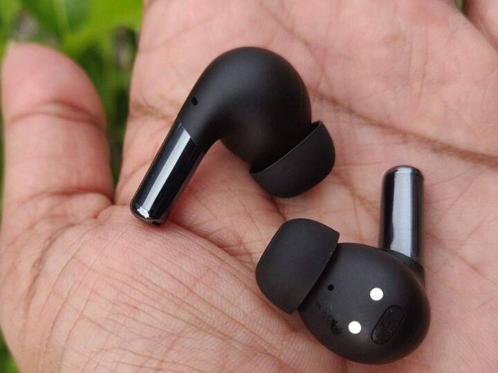 OnePlus Buds Pro 2 10,000 रुपये की कीमत के साथ लांच हो सकते हैं. ये इयरबड्स फास्ट पेयरिंग को सपोर्ट करेंगे साथ ही इसमें गूगल Spatial ऑडियो फीचर भी दिया गया है.
