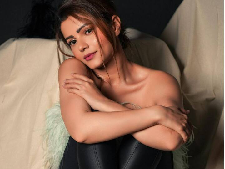 Rubina Dilaik: टीवी की खूबसूरत और स्टाइलिश एक्ट्रेस रुबीना दिलैक अब किसी पहचान की मोहताज नहीं हैं. हाल ही में एक्ट्रेस ने अपनी कुछ दिलकश तस्वीरें फैंस के साथ शेयर की हैं, जो तेजी से वायरल हो रही हैं.