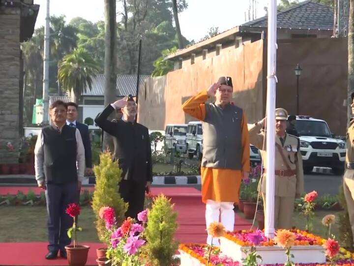 सीएम पुष्कर सिंह धामी ने इस मौके पर कहा कि पीएम ने जो 5 संकल्प देश के सामने रखे हैं, उनपर चलते हुए एक नए राष्ट्र को बनाने का काम प्रधानमंत्री कर रहे हैं. इसमें हम सभी अपना योगदान देंगे. इसके अलावा सीएम धामी ने अपने ट्विटर पर एक वीडियो शेयर की और सभी को गणतंत्र दिवस की हार्दिक शुभकामनाएं दी.