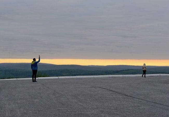 रूस में एक ही समय पर आधे देश में दिन तो आधे देश में रात होती है. यह खेल एक या दो दिन नहीं, बल्कि ढाई महीने तक चलता है. रिपोर्ट के अनुसार, मई महीने से लेकर जुलाई के बीच लगभग 76 दिनों तक रूस में ऐसा ही चलता है. लिहाजा, Russia को 'कंट्री ऑफ मिडनाइट सन' भी कहते हैं.