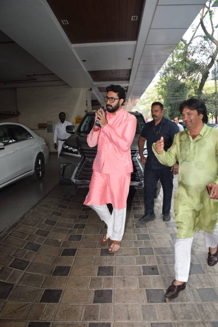 वहीं अभिषेक बच्चन भी अनुराग बसु के घर पूजा में हिस्सा लेने के लिए पहुंचे. अभिषेक पिंक कुर्ते में काफी हैंडसम लग रहे थे.