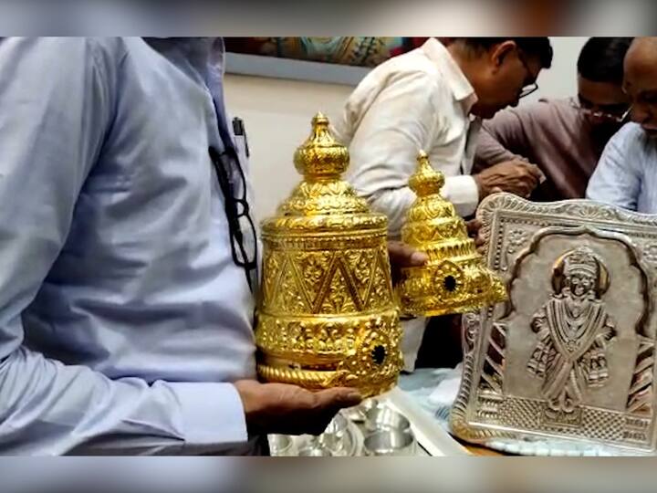 याशिवाय देवाच्या नित्योपचारासाठी चांदीचे मोठे ताट, वाटी, समई, तांब्या, भांडी, ताम्हण, पळी आणि देवाचा चांदीचा आरसा अशा किमती वस्तू देखील अर्पण केल्या आहेत.