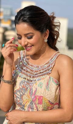 PHOTO : मोनालिसाच्या किलर स्माईलने जिंकली चाहत्यांची मने