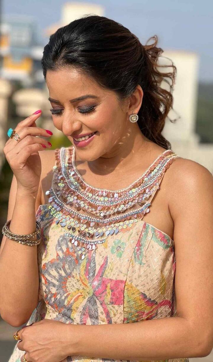 मोनालिसा सोशल मीडियावर खूप सक्रिय असते.