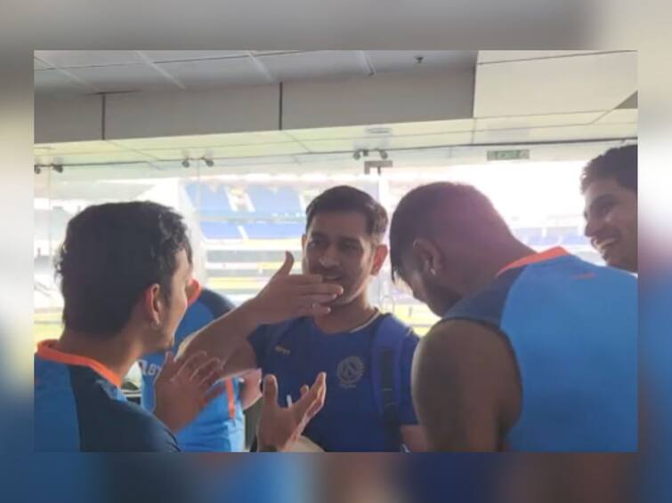 IND vs NZ T20 MS Dhoni Meets Indian Cricket Team Practicing in Ranchi Ahead India vs New Zealand 1st T20- Watch Video रांचीमध्ये रंगणार पहिली टी20 मॅच, टीम इंडियाच्या भेटीला आला 'दि ग्रेट MS Dhoni'; पाहा व्हिडिओ