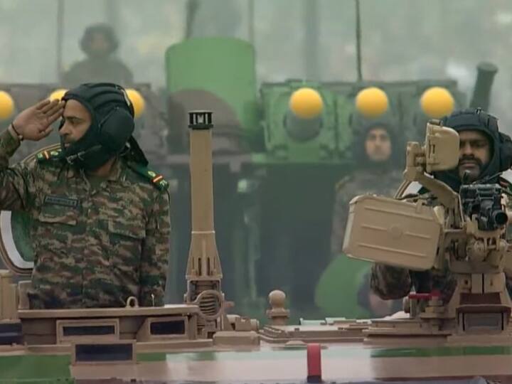 सेना की 75 आर्मर्ड रेजीमेंट के मुख्य युद्ध टैंक अर्जुन की टुकड़ी कर्तव्य पथ की परेड में शामिल हुई.