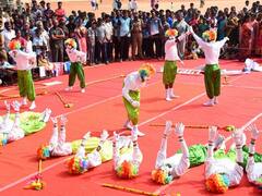 சுதந்திரப் போராட்ட தியாகிகளின் வாரிசுகளுக்கு கதர் ஆடை அணிவித்து மரியாதை