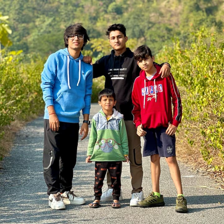 बता दें कि कोरोना काल के समय में जब सब लोग घरों में कैद हो गए थे तो सौरभ ने अपने भाई पीयूष जोशी के साथ मिलकर अपनी बोरियत दूर करने के लिए यूट्यूब (You Tube) पर एक व्लॉगिंग चैनल (saurav joshi vlogs) बनाया. इसमें सौरभ जोशी ने अपनी दिनचर्या को लोगों के साथ शेयर करना शुरू कर दिया.