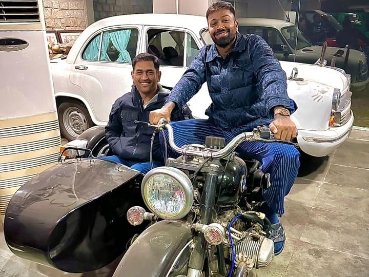 Hardik Pandya Shares Photo with MS Dhoni in Sholay Jay and Veeru avatar ahead of IND vs NZ T20 Series Hardik Pandya: शोले के 'जय और वीरू' वाले अवतार में दिखे हार्दिक और धोनी, सोशल मीडिया पर जमकर वायरल हो रहा फोटो
