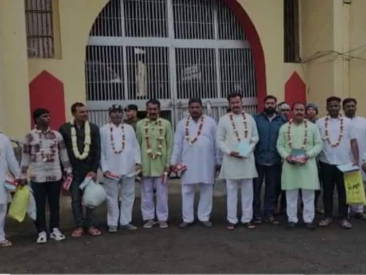 India 74th republic day 2023 MP News 217 Prisoners released by Madhya Pradesh Government ANN Republic Day 2023: एमपी में गणतंत्र दिवस के मौके पर रिहा किए गए 217 कैदी, फूल-मालाओं से प्रशासन ने किया स्वागत