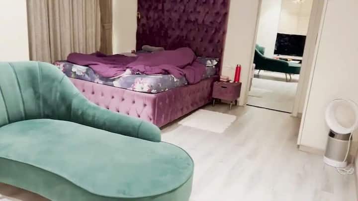 ये भारती और हर्ष का बेडरूम है. जहां पर पर्पल कलर का किंग साइज बेड लगा हुआ है. साथ ही इसे क्लासी लुक देने के लिए ग्रे शेड का एक काउच भी रखा गया है.