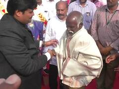 கரூரில் பத்மஸ்ரீ விருது பெற்ற பாம்பு பிடி வீரர்கள் குடியரசு தினவிழாவில் கௌரவிப்பு