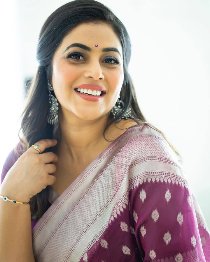 ఎన్ని వెస్ట్రన్ డ్రెస్‌లు వేసినా రాని అందం.. చీర కడితే వస్తుంది. ఇది అక్షరాల నిజం. చీర అమ్మాయిలకు ఎంతో ప్రత్యేకం. అందుకే, అబ్బాయిలు సైతం చీరకట్టుకొనే అమ్మాయిలను తెగ ఇష్టపడతారు. ఇక అమ్మాయిలకు కూడా చీరంటే చాలా ఇష్టం. కానీ, దాన్ని కట్టుకున్న తర్వాత పడే తిప్పలు మాత్రం వర్ణనాతీతం. అయితే, పూర్ణకు మాత్రం చీరంటే చాలా ఇష్టమట. చీర కట్టడం కాస్త కష్టమైనా.. తనకు ఇష్టమైన డ్రెస్ మాత్రం చీరేనట. అందుకే, ఇలా నిండుగా చీర కట్టుకుని ఫొటోలుకు పోజులిచ్చింది పూర్ణ. మరి, ఇంకెందుకు ఆలస్యం.. మీరు కూడా పూర్ణ అందమైన ఫొటోలను చూసేయండి. - Image Credit: Shamna Kasim/Instagram