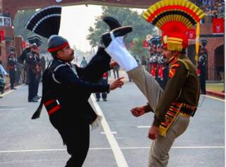 Beating Retreat Ceremony Begins At Attari Border In Punjab On Republic Day-  2023 | Beating Retreat Ceremony : ਅਟਾਰੀ ਬਾਰਡਰ 'ਤੇ ਬੀਟਿੰਗ ਰੀਟਰੀਟ ਸਮਾਰੋਹ  ਸ਼ੁਰੂ , ਲੋਕਾਂ 'ਚ ਭਾਰੀ ਉਤਸ਼ਾਹ
