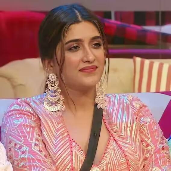 एकता कपूर आणि दिबाकर बॅनर्जी यांचा 'लव्ह सेक्स और धोखा 2' हा चित्रपट निम्रित कौर अहलुवालिया हिला मिळाल्याची बातमी आहे. या चित्रपटाद्वारे निम्रित हिंदी चित्रपटसृष्टीत पदार्पण करण्याची शक्यता आहे.