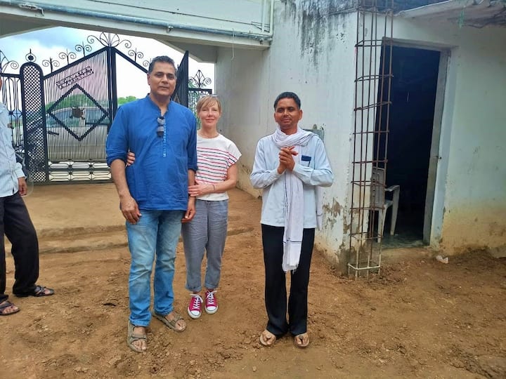 सिंगरौली के बुढेला वीणा वादिनी पब्लिक स्कूल की शुरुआत साल 1999 में वीरंगत शर्मा ने की थी. उनका कहना है कि उन्हें यह आइडिया देश के पहले राष्ट्रपति डॉ. राजेंद्र प्रसाद के बारे में पढ़कर आया था.