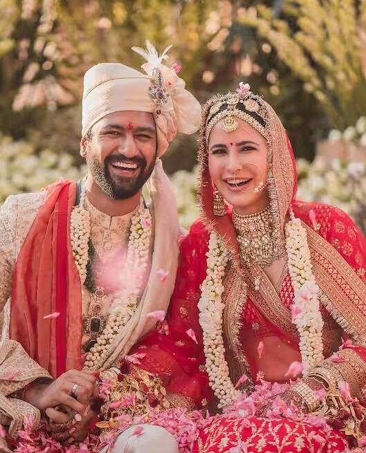 વિકી કૌશલ અને કેટરીના કૈફ બંનેએ લગ્ન પહેલા એક ઘર ભાડે લીધું હતું. બંને સ્ટાર્સે મુંબઈના જુહુમાં એક ઘર ભાડે લીધું છે. વિકી અને કેટરીના આ ઘર માટે દર મહિને 8 લાખ રૂપિયા ચૂકવે છે. એક મીડિયા રિપોર્ટ અનુસાર, વિકી અને કેટરીનાએ આ ઘર પાંચ વર્ષ માટે ભાડે લીધું છે.