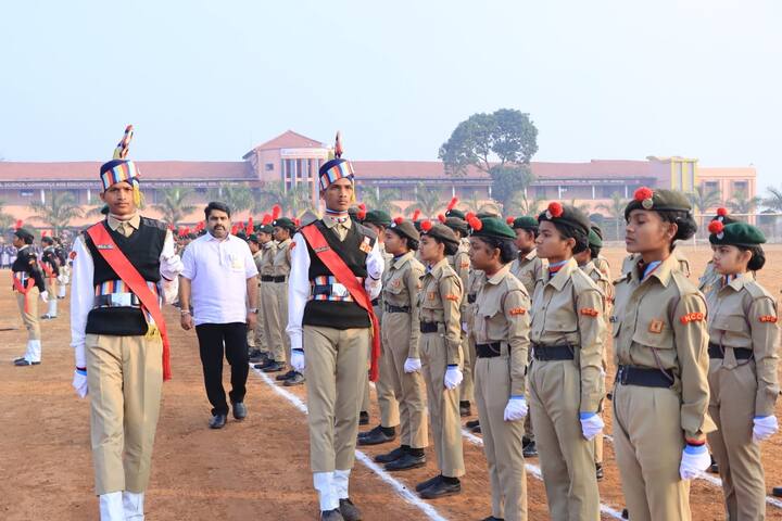 यावेळी विद्यार्थ्यांंनी संचलन केले.