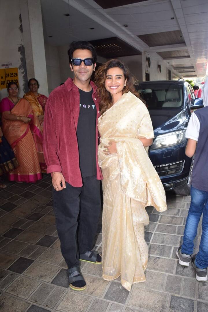 राजकुमार इस पूजा में अपनी पत्नी पत्रलेखा के साथ शामिल हुए. दोनों ने इस दौरान पैपराजी को भी पोज दिए.