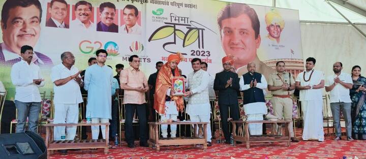 पाच ते सहा लाख लोक या प्रदर्शनाला चार दिवसांमध्ये भेट देऊन माहिती घेतात व आठ ते दहा कोटींच्या आसपास उलाढाल व अवजारे, ट्रॅक्टर शेती विषयक साहित्याची विक्री होत असल्याचे खासदार धनंजय महाडिक यांनी सांगितले.