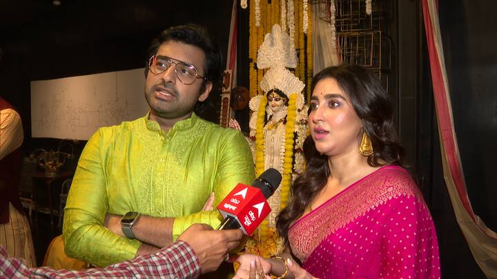 সরস্বতী পুজোর দিনটা বাঙালির কাছে বরাবরই বাড়তি আকর্ষণের। এই দিনটিই যেন নস্টালজিয়া ভরা অ্যালবাম। অঙ্কুশ, ঐন্দ্রিলা, সবাই সামিল সরস্বতী পুজোর আনন্দে।