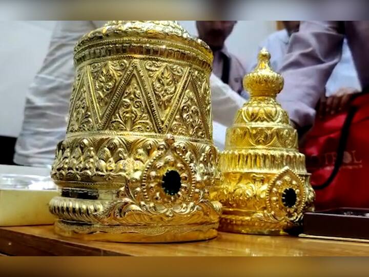 आज वसंतपंचमीच्या मुहूर्तावर विठुराया आणि रुक्मिणी मातेच्या विवाहनिमित्त ही अनमोल भेट जालन्यातील महिला भाविकाने अर्पण केली आहे.