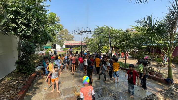 संस्कृती पर्यटन केंद्रावर संतोष यांनी सोलापूर जिल्ह्यात प्रसिद्ध असलेली हुरडा पार्टी सुरू केली. शिवाय तेथे बैलगाडी, विविध पक्षी, चूल अशा गोष्टींच्या सहाय्याने एक गावच उभा केलाय. त्यामुळे शहरातील लोकांसाठी हे पर्यटन केंद्र एकपर्वणीच बनलंय.