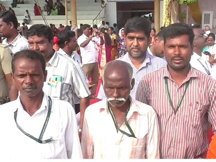 கரூரில் பத்மஸ்ரீ விருது பெற்ற பாம்பு பிடி வீரர்கள் குடியரசு தினவிழாவில் கௌரவிப்பு