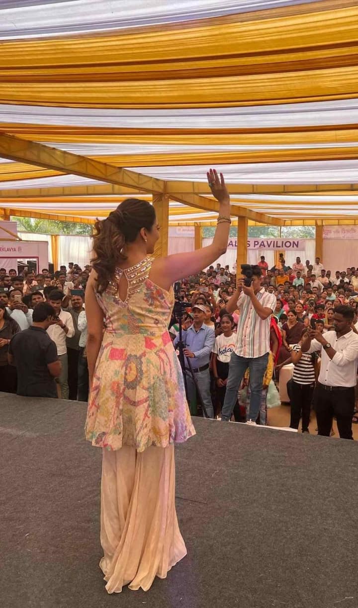 फोटो शेअर करत मोनालिसाने चाहत्यांचे आभार मानले आहेत.