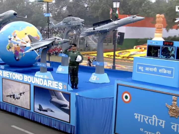गणतंत्र दिवस परेड में भारतीय नौसेना और भारतीय वायु सेना की झांकी में नारी शक्ति नजर आई.
