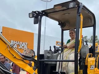 71 साल की उम्र में 11 गाड़ियों का लाइसेंस... 'बुलडोजर' अम्मा का इतना बड़ा है कारोबार