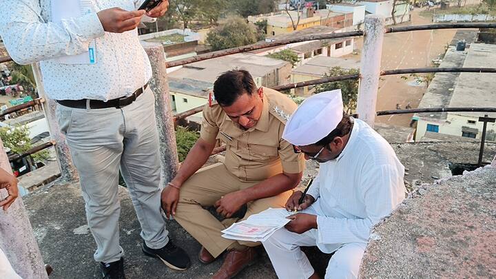 आंदोलनाचा धसका प्रशासनाच्या अधिकाऱ्यांनी घेत आंदोलक शेतकरी यांच्या मागण्या मान्य केल्यात आणि एक हजार रुपयांच्या स्टॅम्प पेपरवर अधिकाऱ्यांनी शेतकरी प्रकाश नाकतोडे यांना मोबदला देण्याचे लिहून दिल्यावर तब्बल सात तासानंतर आंदोलन मागे घेतल्याने सर्वांनी सुटकेचा निःश्वास सोडला.