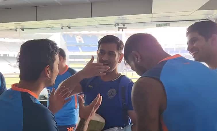 IND vs NZ T20 MS Dhoni Meets Indian Cricket Team Practicing in Ranchi Ahead India vs New Zealand 1st T20- Watch Video T20: રાંચીમાં અચાનક ધોની કયા યુવા ખેલાડીને મળવા ટીમ ઇન્ડિયાના ડ્રેસિંગ રૂમમાં પહોંચ્યો, ને શું કહ્યું, જુઓ વીડિયો