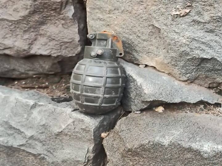 Six hand grenades 127 rounds of machine gun recovered during road construction in Jammu Kashmir Rajouri Jammu Kashmir: कश्मीर में सड़क निर्माण के दौरान जमीन में दबा मिला गोला-बारूद, हैंड ग्रेनेड और मशीनगन की गोलियां जब्त