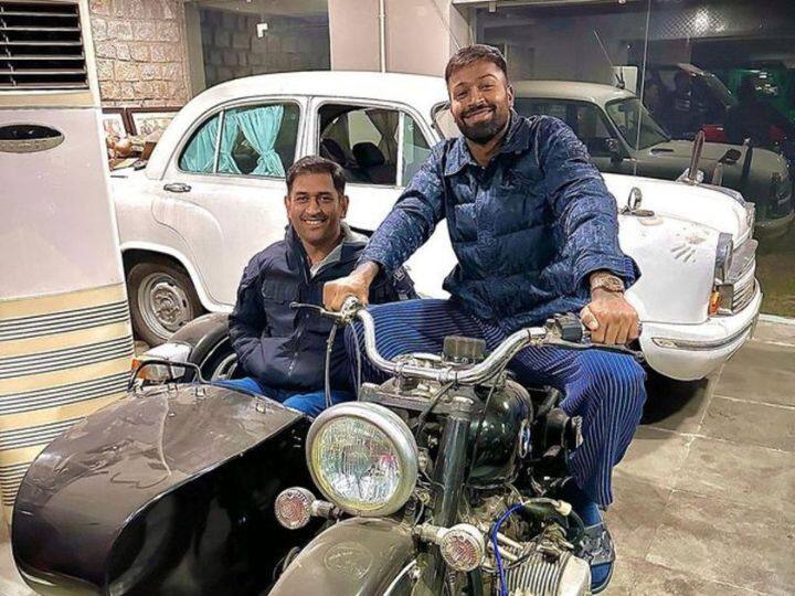 Hardik Pandya : भारतीय क्रिकेटर हार्दिक पांड्याने एमएस धोनीसोबतचा एक फोटो सोशल मीडियावर शेअर केला आहे. या फोटोला त्यानं कॅप्शनही हटके दिलं आहे.