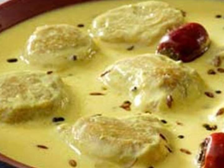 उबालने की प्रक्रिया के अंत में, मध्यम आंच पर एक छोटे पैन में घी गरम करें. गरम होने पर जीरा डालिये और हल्का सा भूनने दीजिये.फिर तड़के में सूखी लाल मिर्च और करी पत्ता डालें और 30-40 सेकंड के लिए भूनें.इस तड़के को तुरंत उबलती हुई कढ़ी में डालें और अच्छी तरह मिलाएँ। अंत में, कटे हुए हरा धनिया से गार्निश करें और राजगिरा/कुट्टू की पूरी के साथ परोसें.