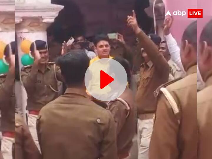 Republic Day 2023 Bihar Patna Police dance video on Bollywood Indian patriotic songs goes viral ann Watch: 'फिर भी दिल है हिंदुस्तानी...', गीत बजते ही झूम उठी पटना पुलिस, इसे नहीं देखा तो क्या देखा