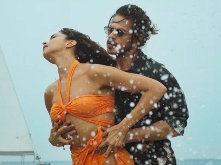 Deepika Padukone orange bikini from pathaan besharam rang song not remove after controversy Pathaan से नहीं हटी भगवा बिकिनी, Deepika Padukone के 'बेशरम रंग' पर मेकर्स ने लगाया दिमाग