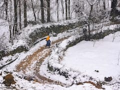 कश्मीर के कई हिस्सों में बर्फबारी जारी, घाटी के न्यूनतम तापमान में दर्ज की गयी गिरावट 