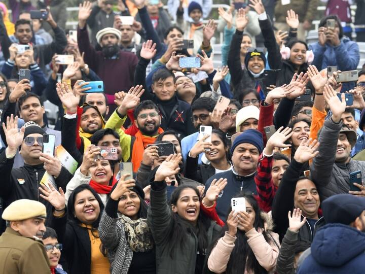 राजधानी दिल्ली में गणतंत्र दिवस समारोह के दौरान लोग बड़ी संख्या में मौजूद थे. पीएम नरेंद्र मोदी द्वारा लोगों का अभिवादन करते समय यहां 'भारत माता की जय' और 'मोदी-मोदी' के खूब नारे लगे.